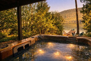 Outdoor spa tub