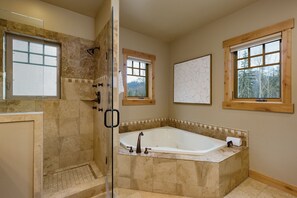 Combined shower/tub, free toiletries, hair dryer, towels - Home Across from Purg - Hot Tub/Pool Table and Great Views - Shuttle (Durango)