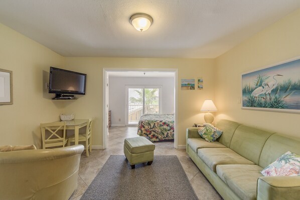 TV - 1br 1b - 3rd Floor - King - Surf Song #335 (Madeira Beach)