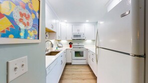 Frigorifero, microonde, forno, piano cottura