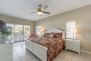 3 slaapkamers, een strijkplank/strijkijzer, gratis wifi, beddengoed