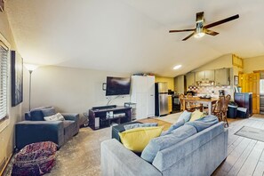 Fernseher, Kamin, DVD-Player