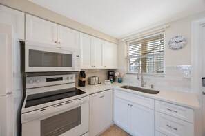 Fridge, microwave, oven, stovetop - Studio Efficiency Ground Floor - Surf Song #116 (Madeira Beach)