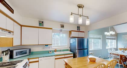 Cozy family home away from home, dog-friendly w/nearby beach access & hot tub