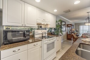 Frigorifero, microonde, piano cottura, lavastoviglie