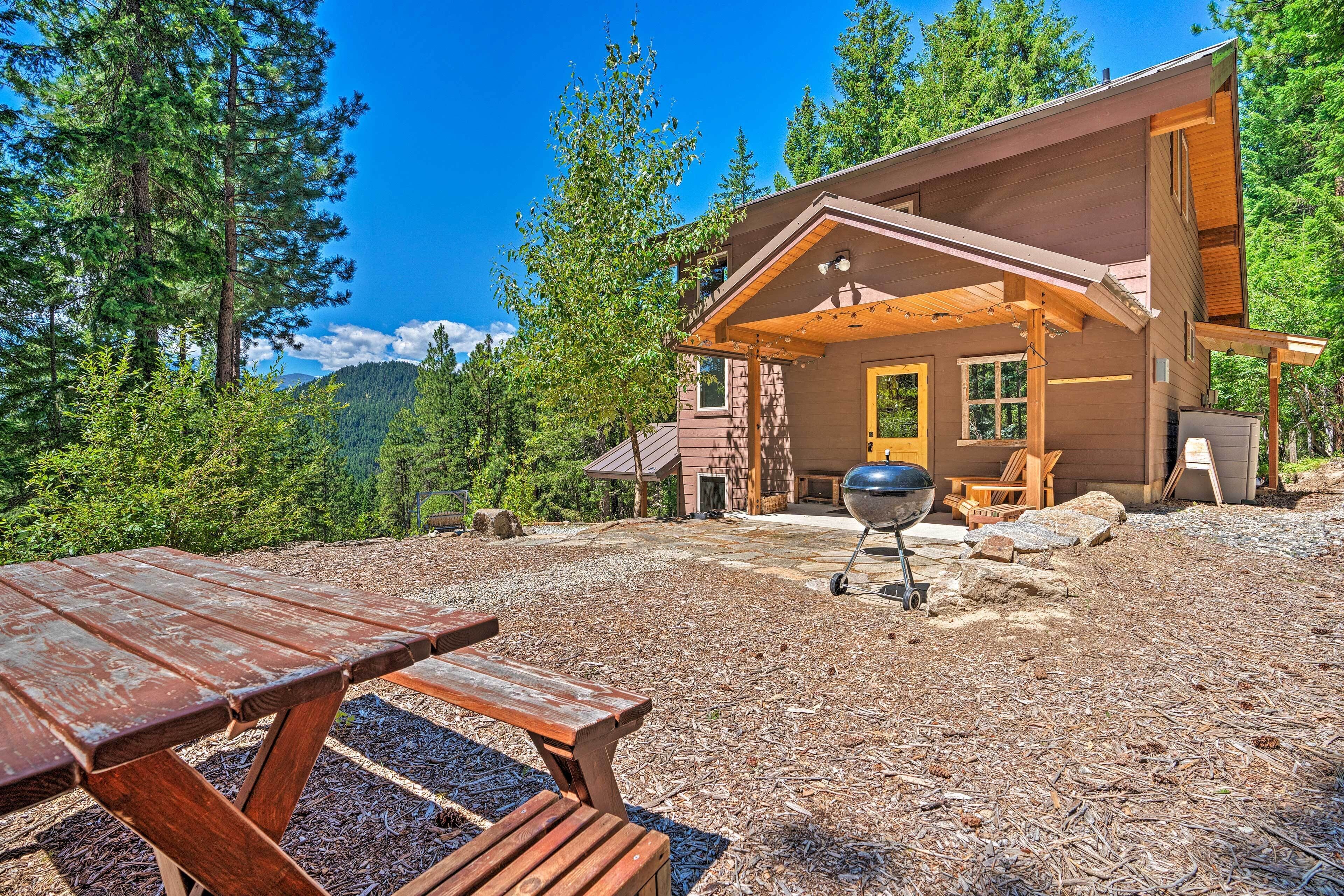 Secluded Leavenworth Cabin w/ Mtn Views & Fire Pit