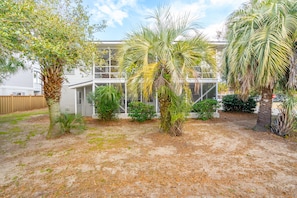 Property grounds - Walk to beach, screened porch, single level, updated kitchen and baths! (Isle of Palms)