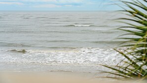 Una playa con olas y cielo despejado.