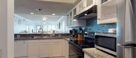 Jääkaappi, mikroaaltouuni, uuni, liesi