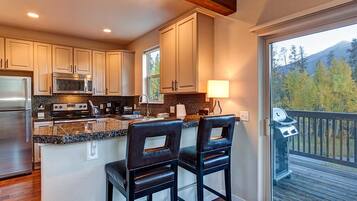 Coffee/tea maker, fridge, microwave, stovetop
