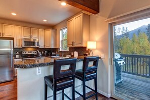 Jääkaappi, mikroaaltouuni, liesi, astianpesukone