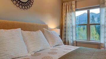 2 bedrooms, iron/ironing board, Internet, bed sheets
