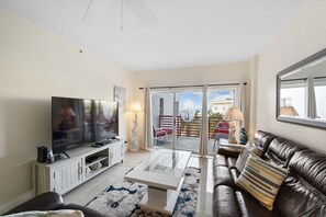 Smart TV - Exquisitely Decorated-Beach Views Crimson #205 (Madeira Beach)