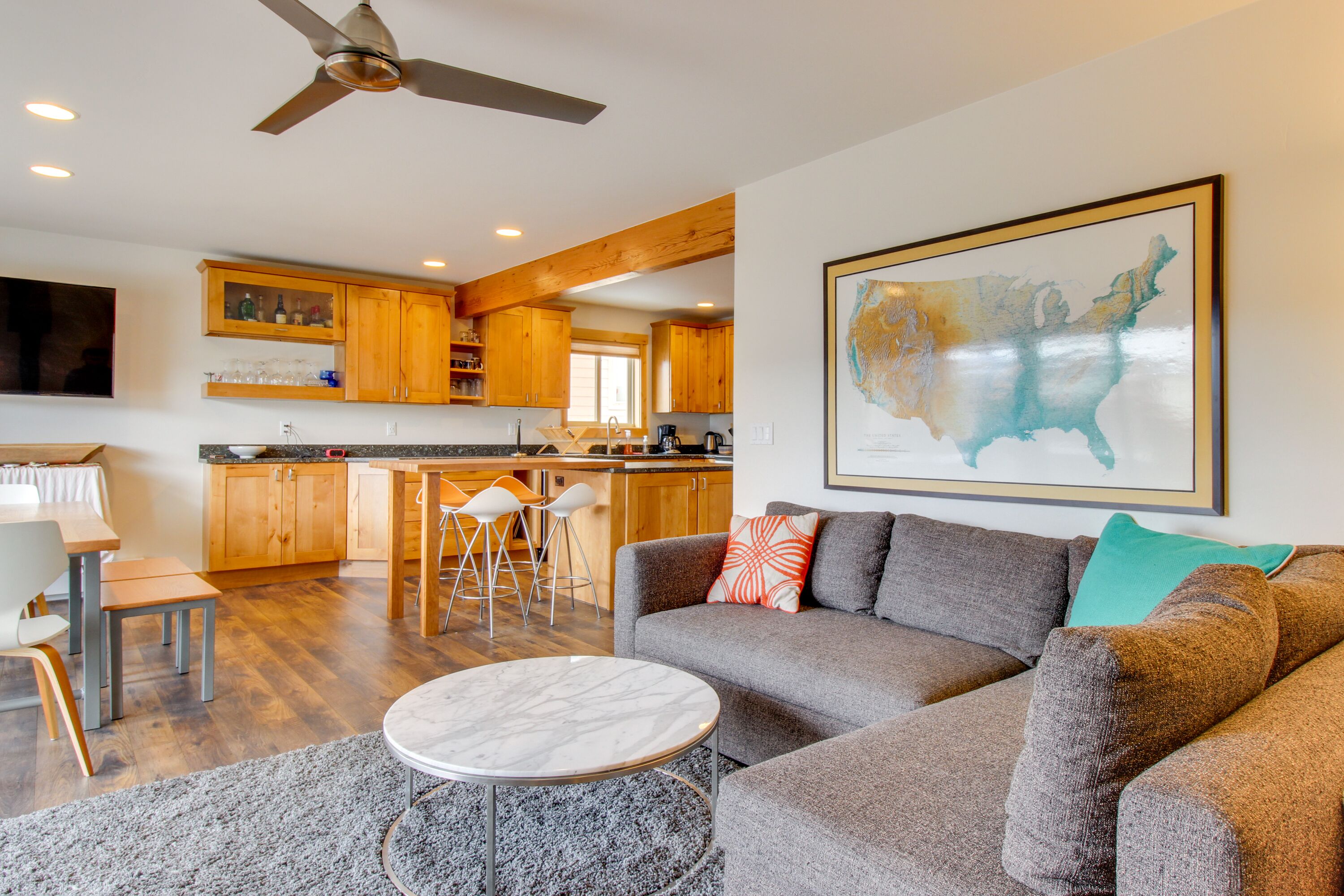 Modern Townhouse w/ WiFi, Ski & Mountain Views, Pool - Walk to Slopes