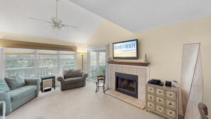 Flat-screen TV, DVD player - Great home located near the beach with pool and tennis court access (Isle of Palms)