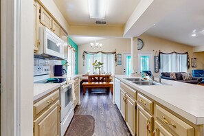 Kjøleskap, mikrobølgeovn, ovn og kokeplater