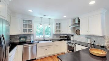 雪櫃、微波爐、焗爐、爐具