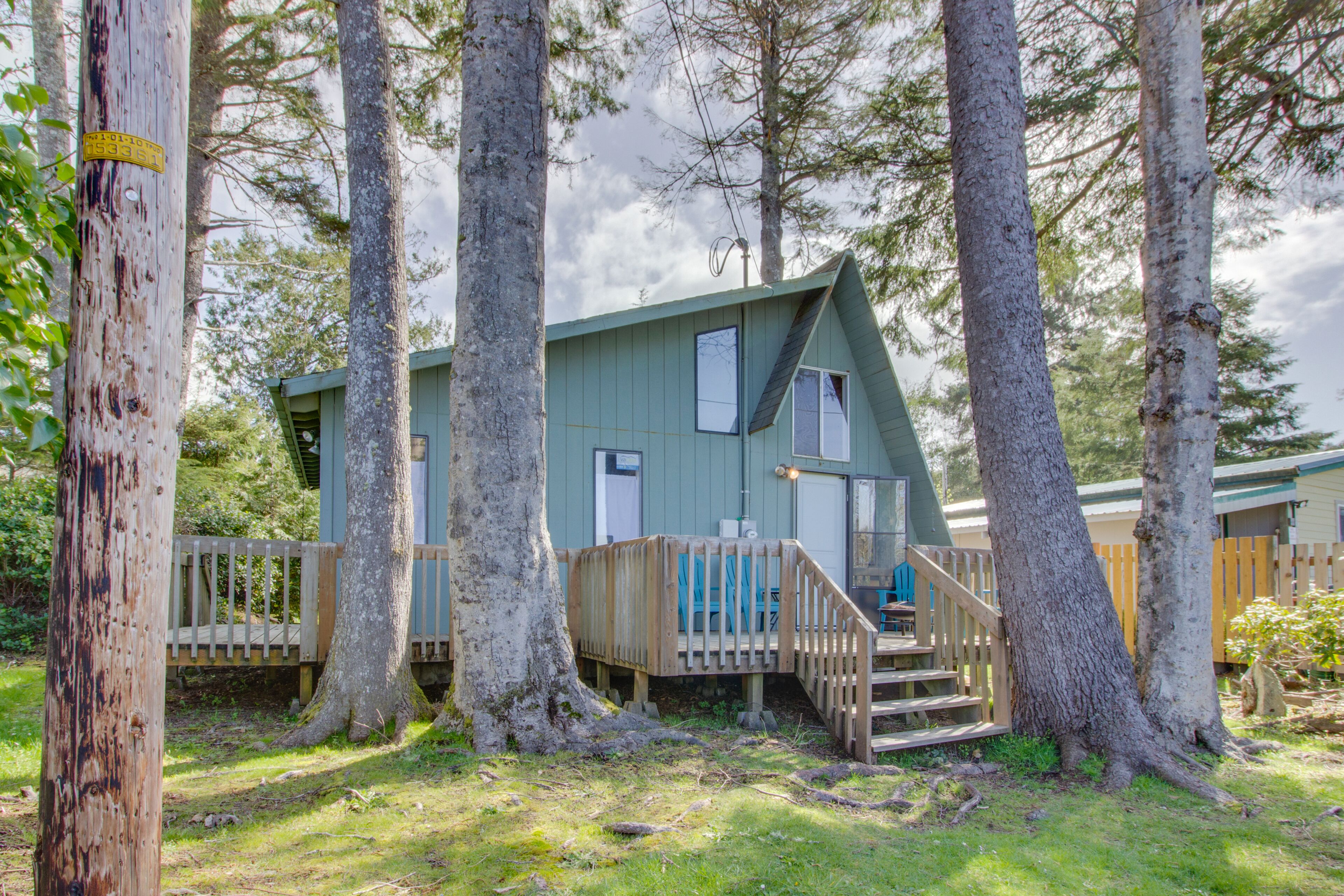 Cozy A-Frame Cabin with Large Deck, 5-Minute Walk to Beach - Dogs Welcome