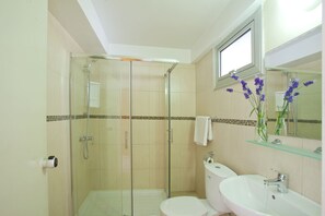 Habitació individual bàsica, 2 llits individuals, no fumadors | Bany | Dutxa, articles de tocador gratuïts, tovalloles i sabó 
