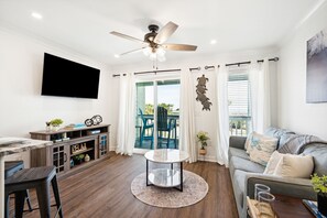 Älytelevisio, kirjoja, työhuone