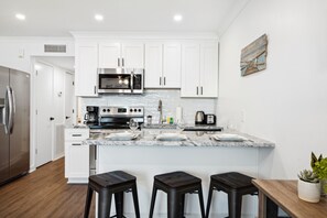 Jääkaappi, mikroaaltouuni, uuni, liesi