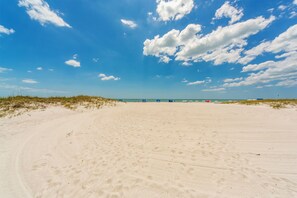 På stranden