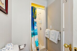 Kostenlose Toilettenartikel, Haartrockner, Handtücher