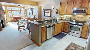 Jääkaappi, mikroaaltouuni, uuni, liesi