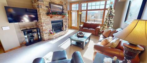 Televisión y chimenea