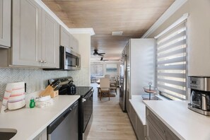 Frigorifero, microonde, forno, piano cottura