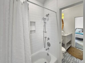 Combined shower/tub, towels