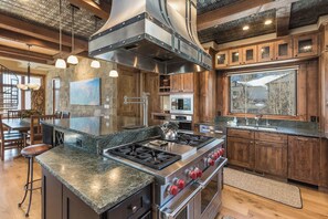 Fridge, microwave, oven, stovetop - The Cantilever Lodge - Purg's Finest Luxury Home- Unreal Views, Firepit (Durango)