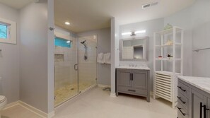 Combined shower/bathtub, towels - Villa in Wild Dunes with golf and Lagoon views; close to pool (Isle of Palms)