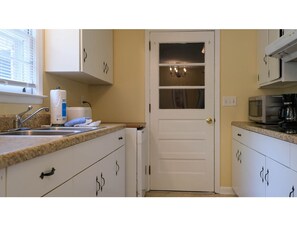 Kylskåp, mikrovågsugn, ugn och spishäll