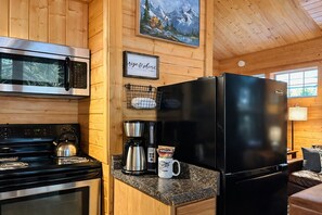 Refrigerador con congelador, microondas, horno y parrilla de estufa 