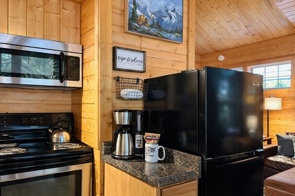 Täysikokoinen jääkaappi, mikroaaltouuni, uuni, liesi