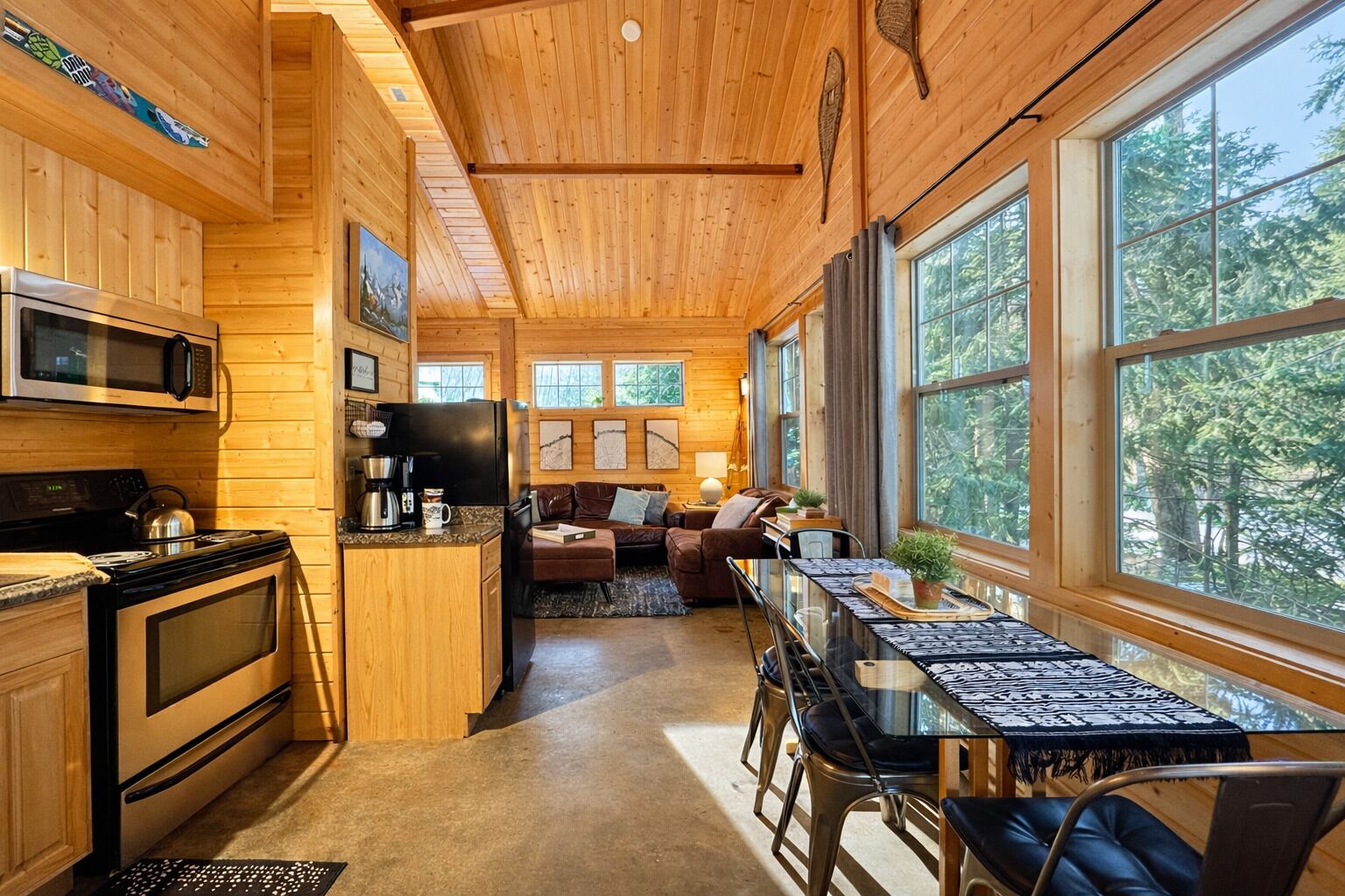 Full-sized fridge, microwave, oven, stovetop