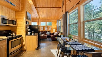 Full-sized fridge, microwave, oven, stovetop