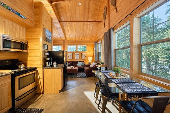 Frigorífico grande, microondas, horno y placa de cocina