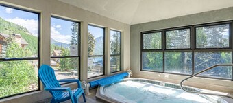 Third-floor mountain-view condo within walking distance of slopes