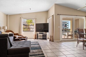 Smart TV - Beach View 2b 2.5b Townhouse - Surf Song #342 (Madeira Beach)