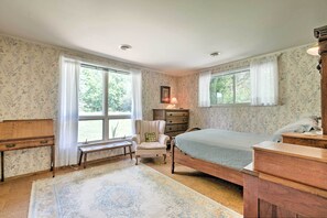 4 bedrooms, iron/ironing board, Internet, bed sheets