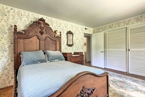 4 bedrooms, iron/ironing board, internet, bed sheets