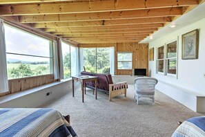 TV, fireplace, DVD player, books