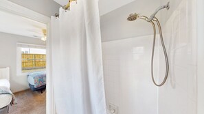 Combined shower/bathtub, towels