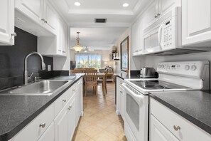 Frigorifero, microonde, piano cottura, lavastoviglie