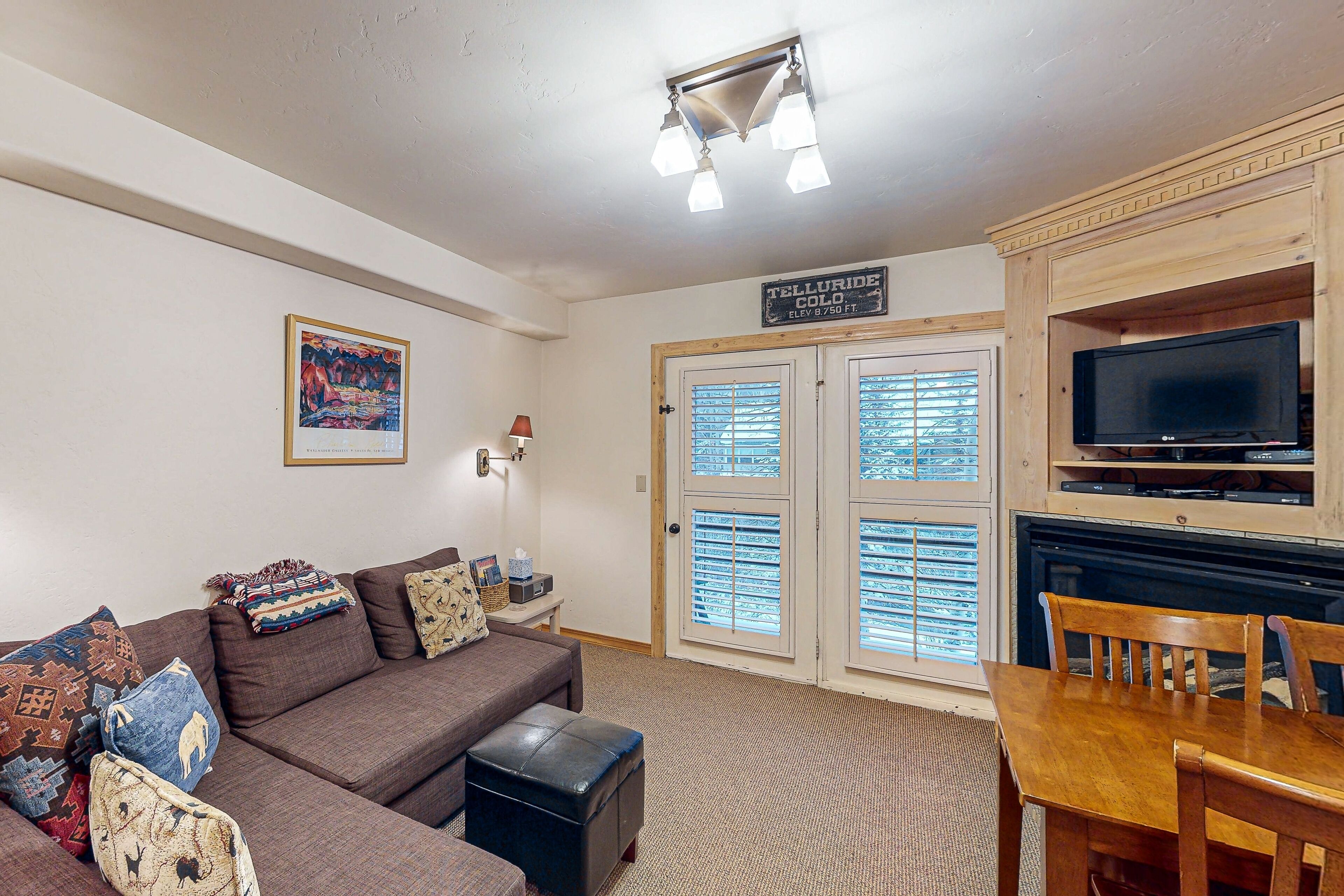 Télévision, cheminée, lecteur de DVD