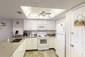 Frigorífico, microondas, lavavajillas y cafetera o tetera