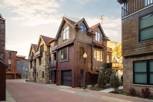 Spacious  Luxury Townhome in Downtown Telluride with mountain views
