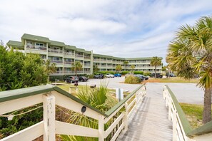 Property grounds - Renovated oceanfront condo w/ access to fishing pier and amazing outdoor view (Isle of Palms)